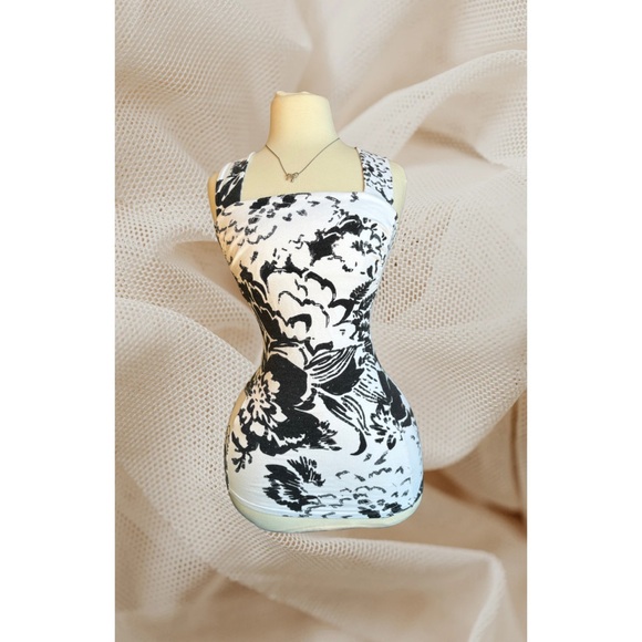 Black and white Floral fun print square neck tank top - Picture 1 of 2